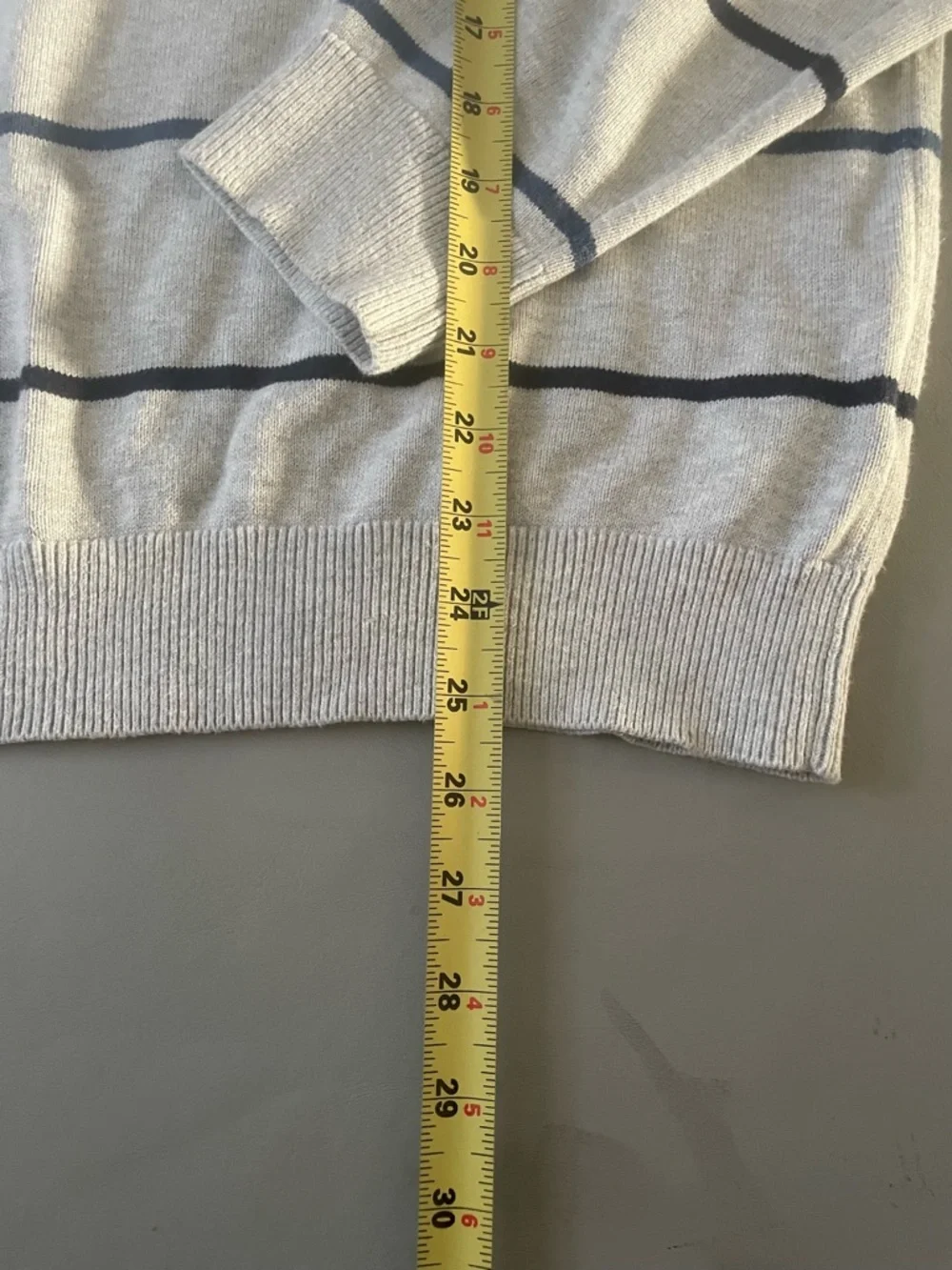 Tommy Hilfiger Men’s Light Gray Striped Crewneck Sweater Size Large - Picture 7 of 7